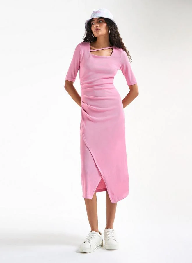 سبلاش فيڤ فستان بقصّة ضيّقة بارز الملمس بياقة مربعة وحافة توليب