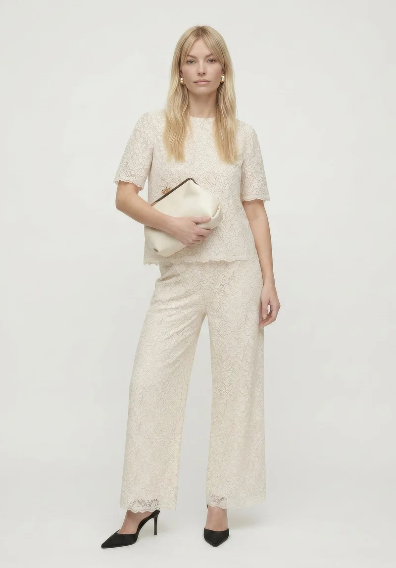 ليلي وليونيل Calippo Lace Short Sleeve Top in White