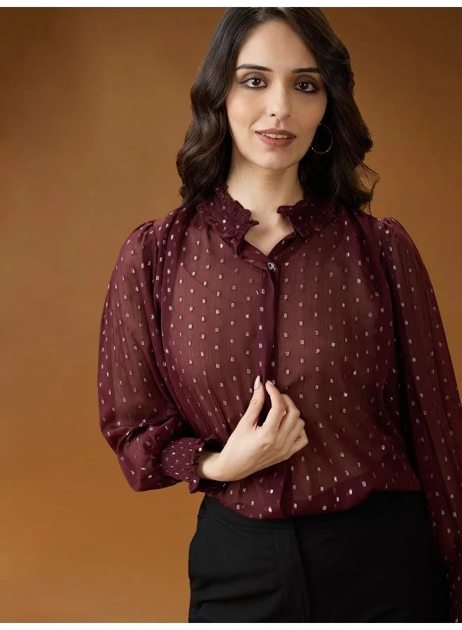 جلو باص بلوزة نسائية من الجورجيت بتفاصيل لوركس وأكمام أسقف وياقة مكشكشة بلون عنابي