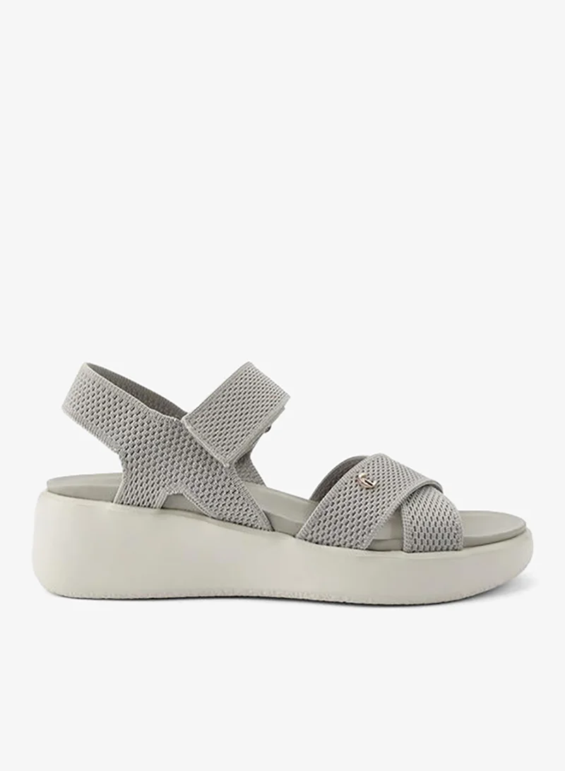 لو كونفورت صنادل نسائية بشريط متقاطع من نسيج فلاي نيت