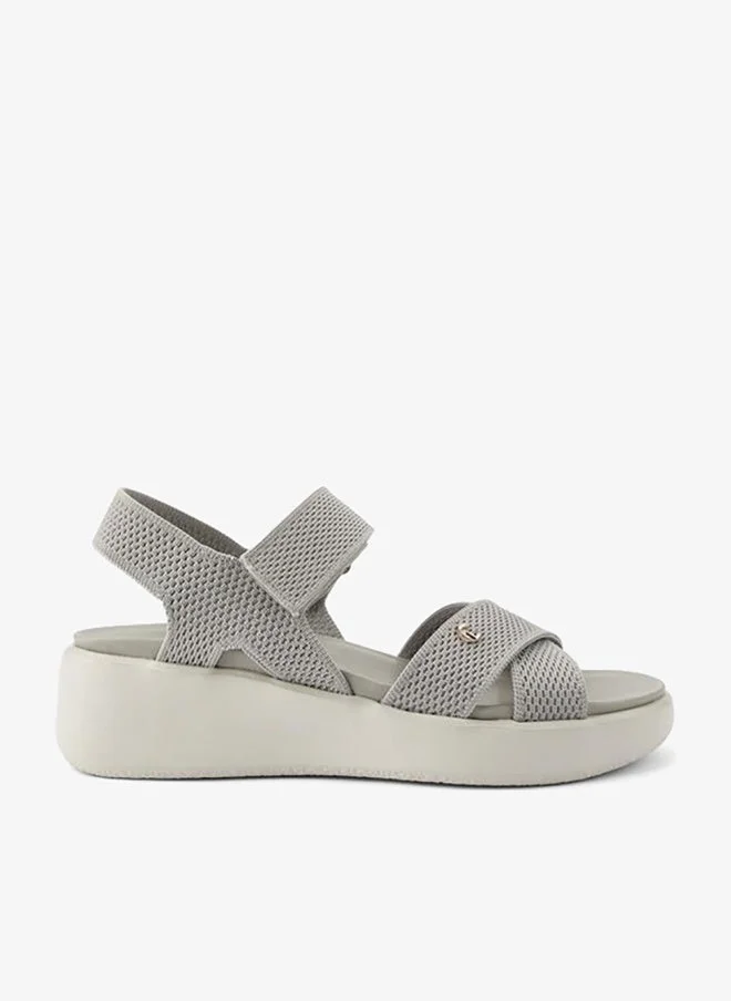 لو كونفورت صنادل نسائية بشريط متقاطع من نسيج فلاي نيت