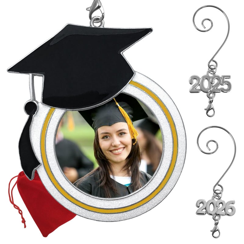 BANBERRY DESIGNS زينة صورة تخرج عيد الميلاد مع تعليقات مؤرخة لكل من 2025 و 2026 تصميم قبعة التخرج تهانينا للطلاب الكبار مع حقيبة تخزين مرفقة