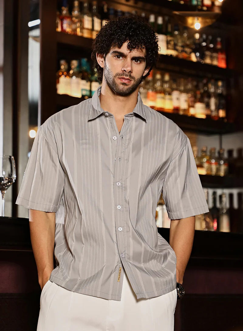 Campus Sutra Campus Sutra Men's Coin Grey Unbalanced-Ridge Oversized Shirt For Casual Wear | Spread Collar | Short Regular Sleeves | Button Closure | Oversized Shirt Crafted With Comfort Fit For Everyday Wear