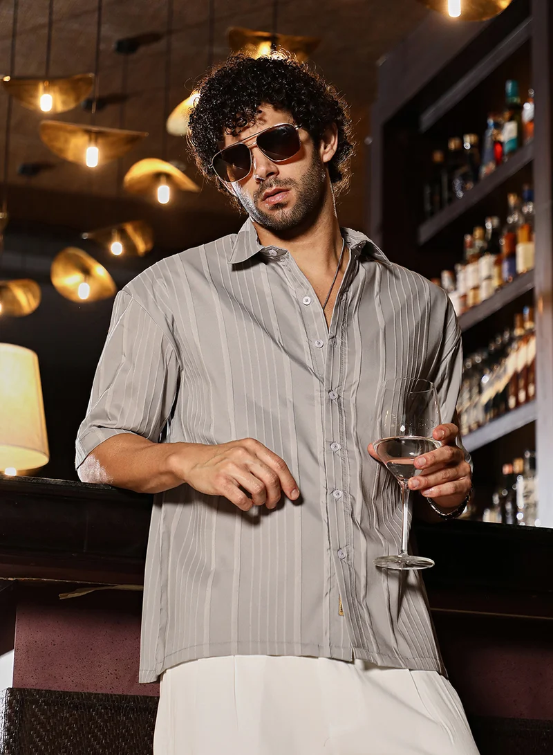 Campus Sutra Campus Sutra Men's Coin Grey Unbalanced-Ridge Oversized Shirt For Casual Wear | Spread Collar | Short Regular Sleeves | Button Closure | Oversized Shirt Crafted With Comfort Fit For Everyday Wear