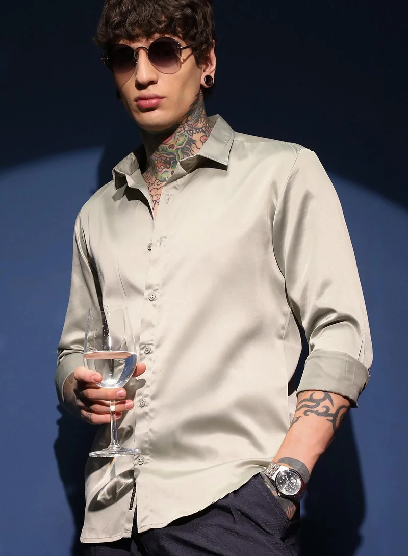 كامبوس سوترا قميص رجالي أخضر مريمي سادة من الساتان للملابس الكاجوال بياقة كوبية وأكمام طويلة بأزرار