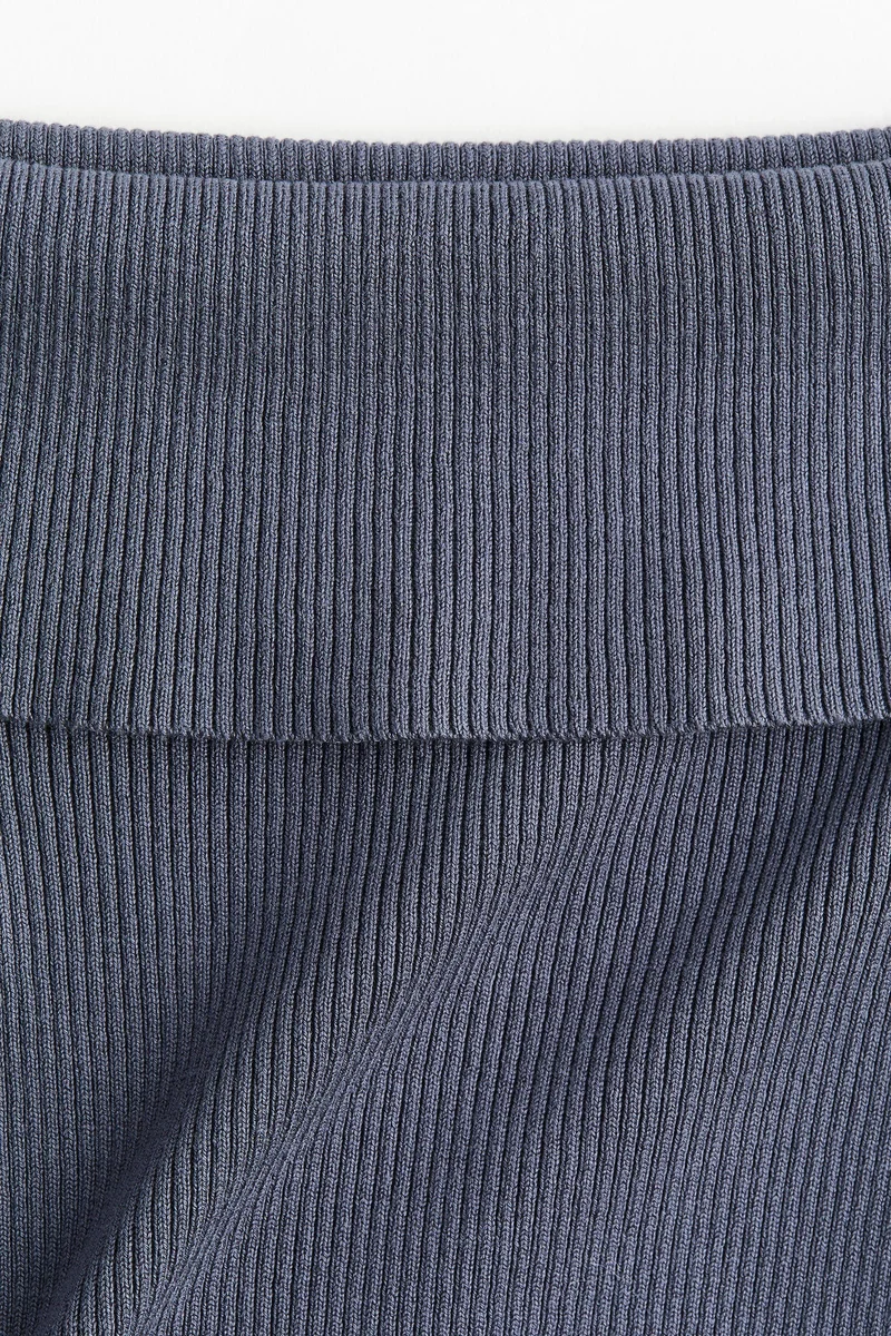 اتش اند ام بلوزة بتصميم مكشوف عند الأكتاف من خامة مرنة