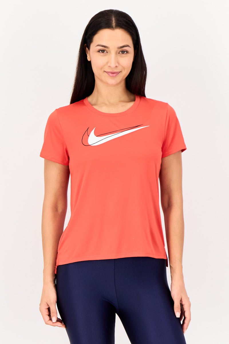 Nike تي شيرت رياضي نسائي قصير الأكمام للجري، أحمر - Image 1