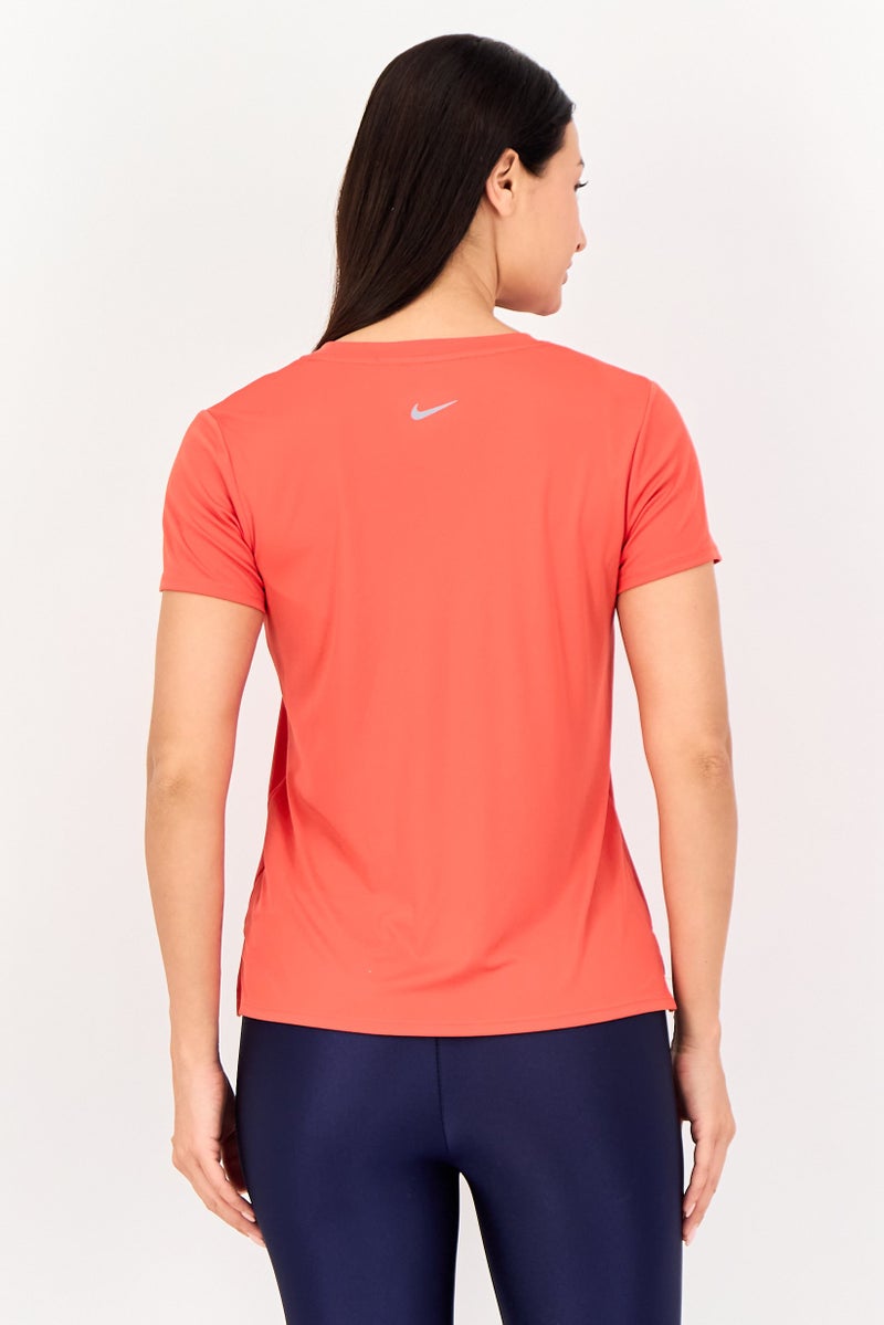 Nike تي شيرت رياضي نسائي قصير الأكمام للجري، أحمر - Image 2