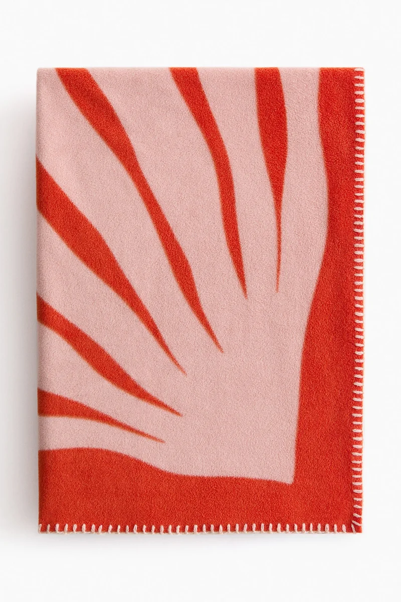 اتش اند ام بطانية من الفليس المزين بنقوش