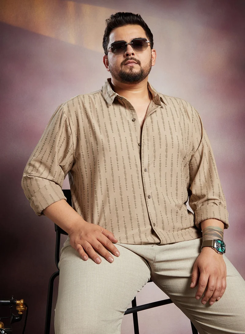 انستافاب بلس قميص رجالي بيج فاتح بنسيج شراشيب مقاس بلس للملابس الكاجوال بياقة ممتدة وأكمام طويلة بأزرار