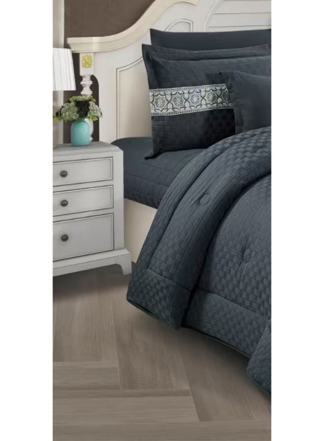 لوفيرا طقم مفرش نفرين ملكي لحاف قماش متين وناعم ونقشة عصرية 8 قطع مقاس كنج - Image 2