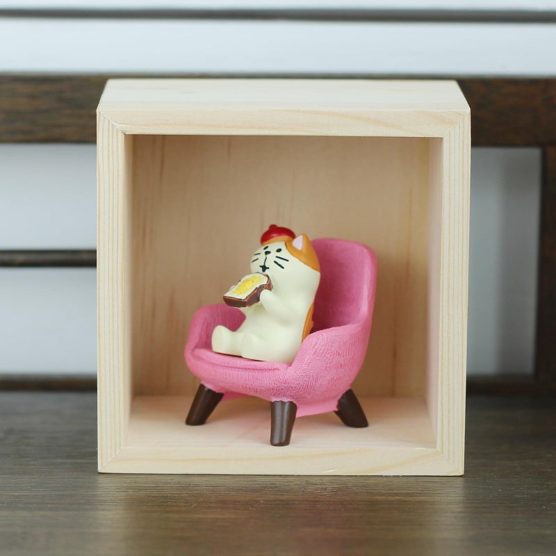 Mevodeata Cute Mini Cat Eating Toast Bread Figurine with Small Sofa Resin Figure for Office Home Decor for Cat Lovers (Pink Sofa) - Image 4
