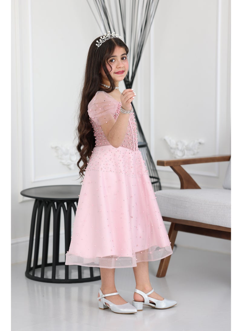 المصمم الحديث فستان سهرة بناتي لؤلؤ يجسد الفخامة بتصميم مشغول بالشك واللؤلؤ العمودي الفاخر. يتميز بقصة قصيرة وكتف نازل يمنح طفلتك إطلالة ملكية وأنوثة رقيقة، ليكون خيارك الأول في أرقى المناسبات - Image 3