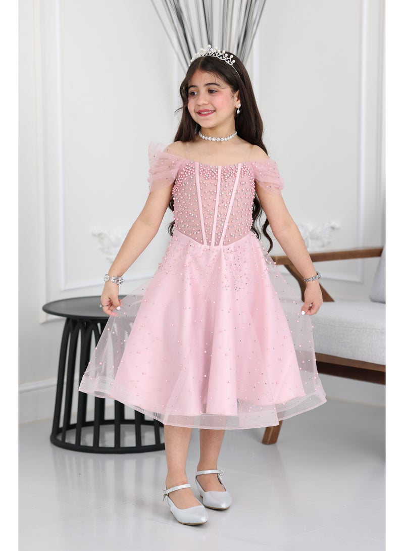 المصمم الحديث فستان سهرة بناتي لؤلؤ يجسد الفخامة بتصميم مشغول بالشك واللؤلؤ العمودي الفاخر. يتميز بقصة قصيرة وكتف نازل يمنح طفلتك إطلالة ملكية وأنوثة رقيقة، ليكون خيارك الأول في أرقى المناسبات - Image 2