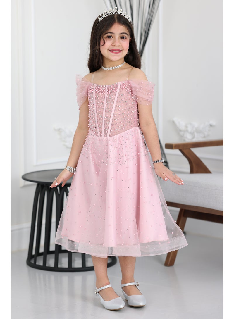 المصمم الحديث فستان سهرة بناتي لؤلؤ يجسد الفخامة بتصميم مشغول بالشك واللؤلؤ العمودي الفاخر. يتميز بقصة قصيرة وكتف نازل يمنح طفلتك إطلالة ملكية وأنوثة رقيقة، ليكون خيارك الأول في أرقى المناسبات - Image 1