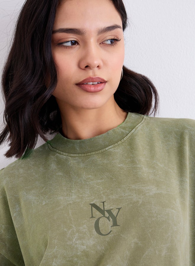 Styli Olive Green Slogan Print Longline Sweatshirt - Image 4