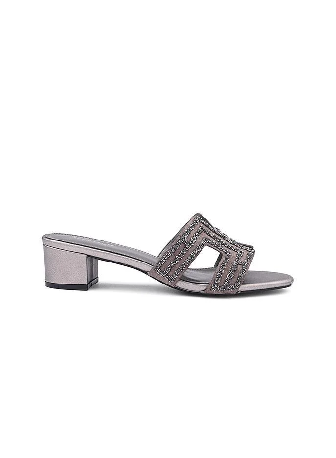 أيقون صنادل بكعب مزينة بأشرطة