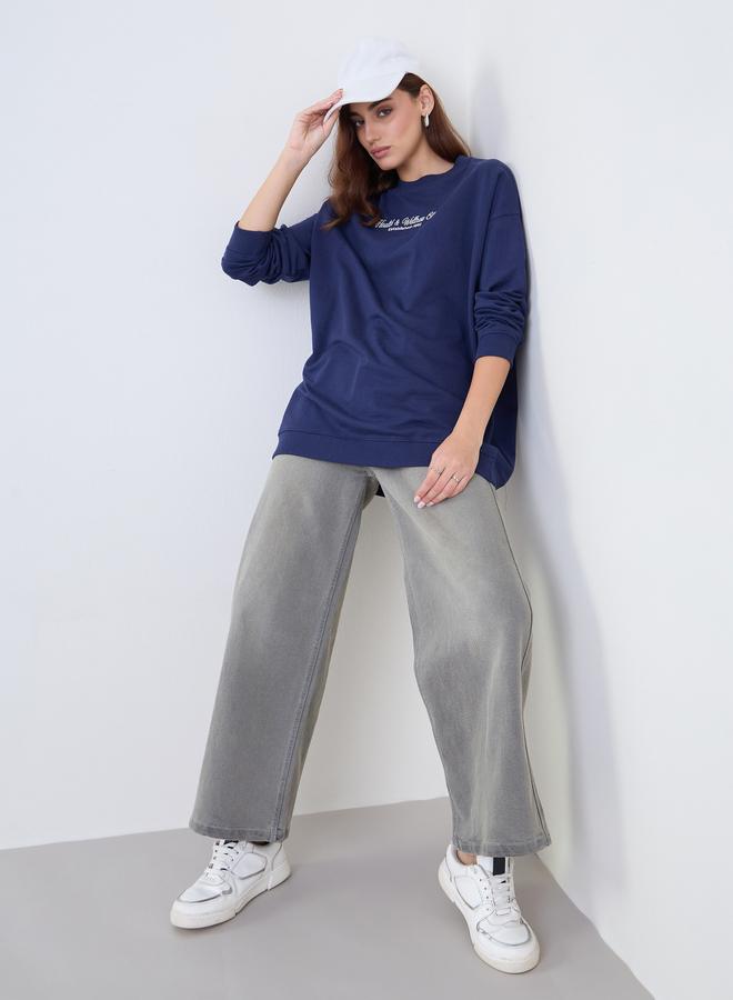 ستايلي سويت شيرت واسع مطرز باللون الأزرق الداكن - Image 2