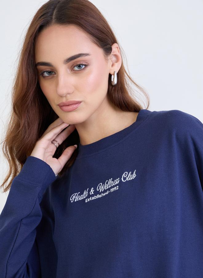 ستايلي سويت شيرت واسع مطرز باللون الأزرق الداكن - Image 4