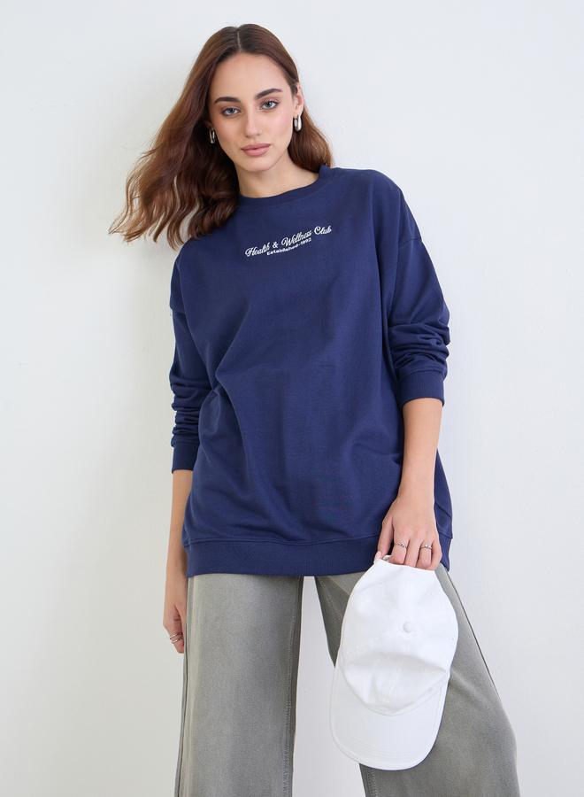 ستايلي سويت شيرت واسع مطرز باللون الأزرق الداكن - Image 1