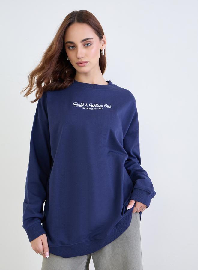 ستايلي سويت شيرت واسع مطرز باللون الأزرق الداكن - Image 3
