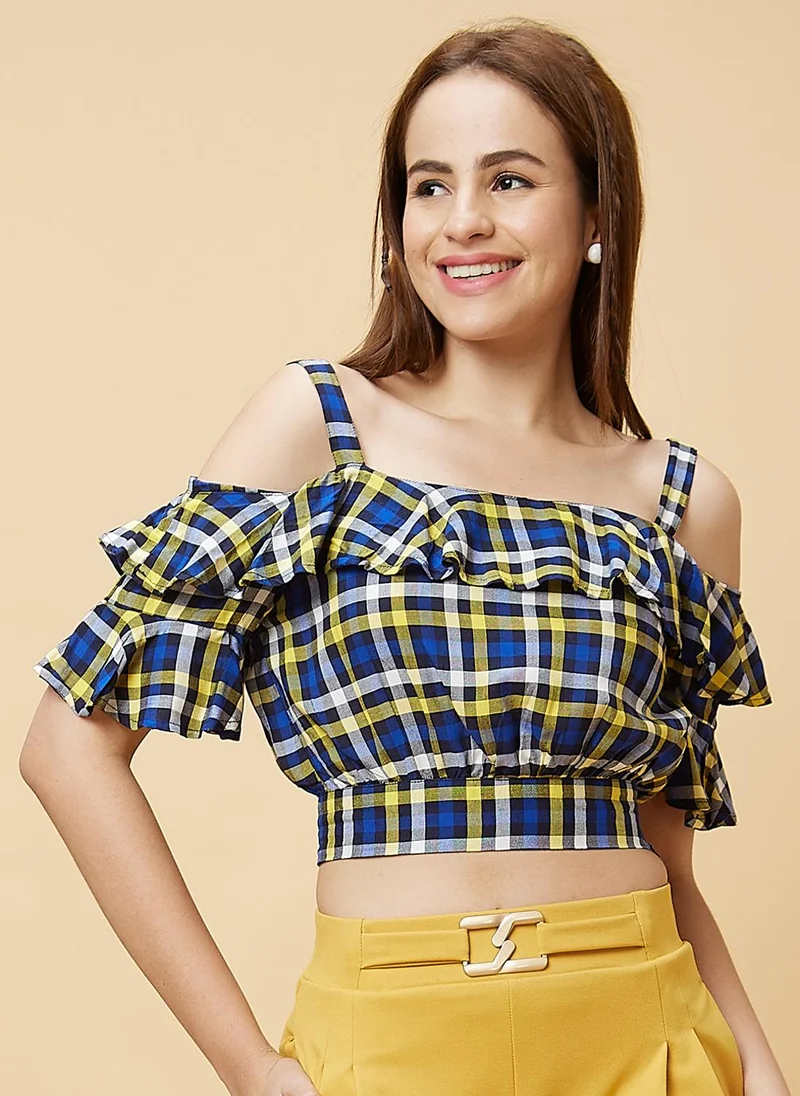 جلو باص بلوزة قصيرة نسائية من جلوبس بنقشة كاروهات وأكتاف مكشوفة بكشكشة قطنية