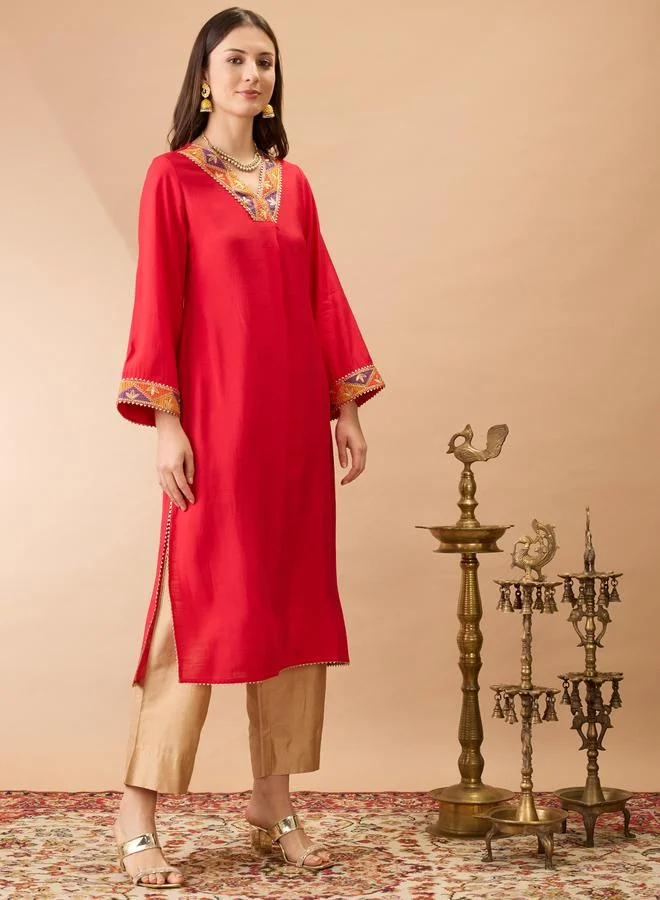 جلو باص كورتا احتفالية بحافة واسعة مزينة بدانتيل جوتا باتي