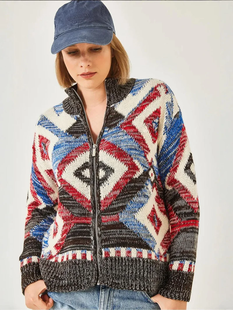 بيانكو لوتشي كارديجان  بياقة بسحاب ونقش هندسي