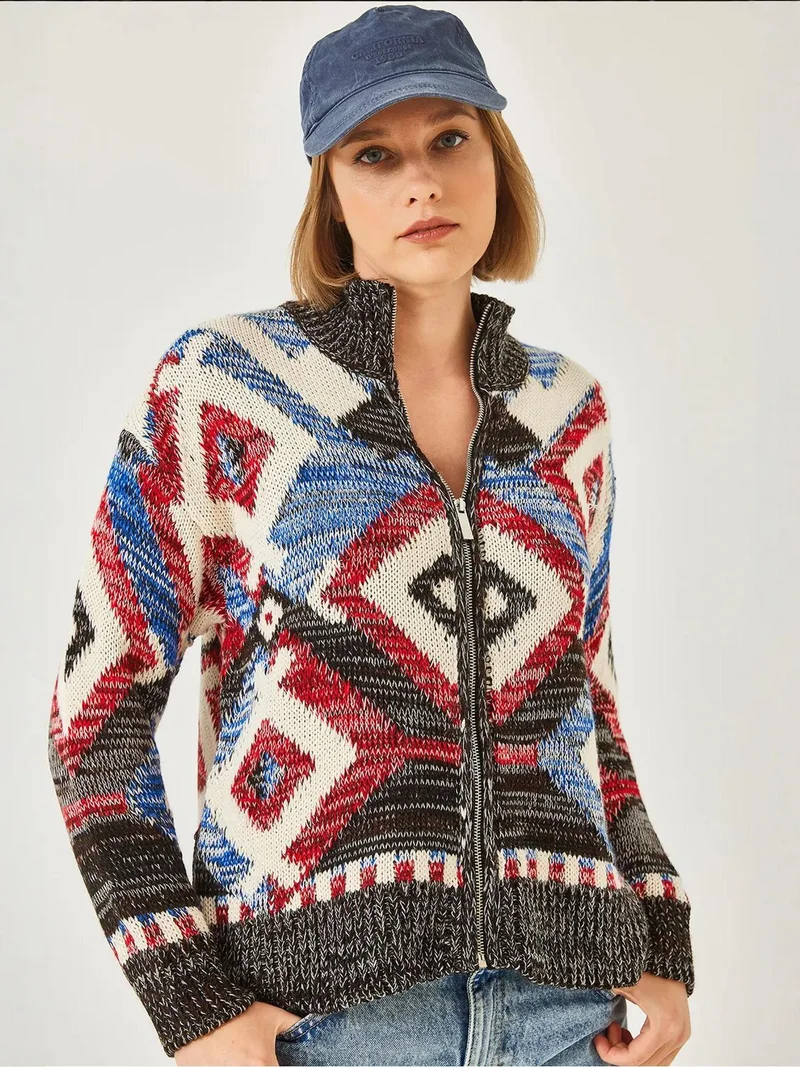 بيانكو لوتشي كارديجان  بياقة بسحاب ونقش هندسي