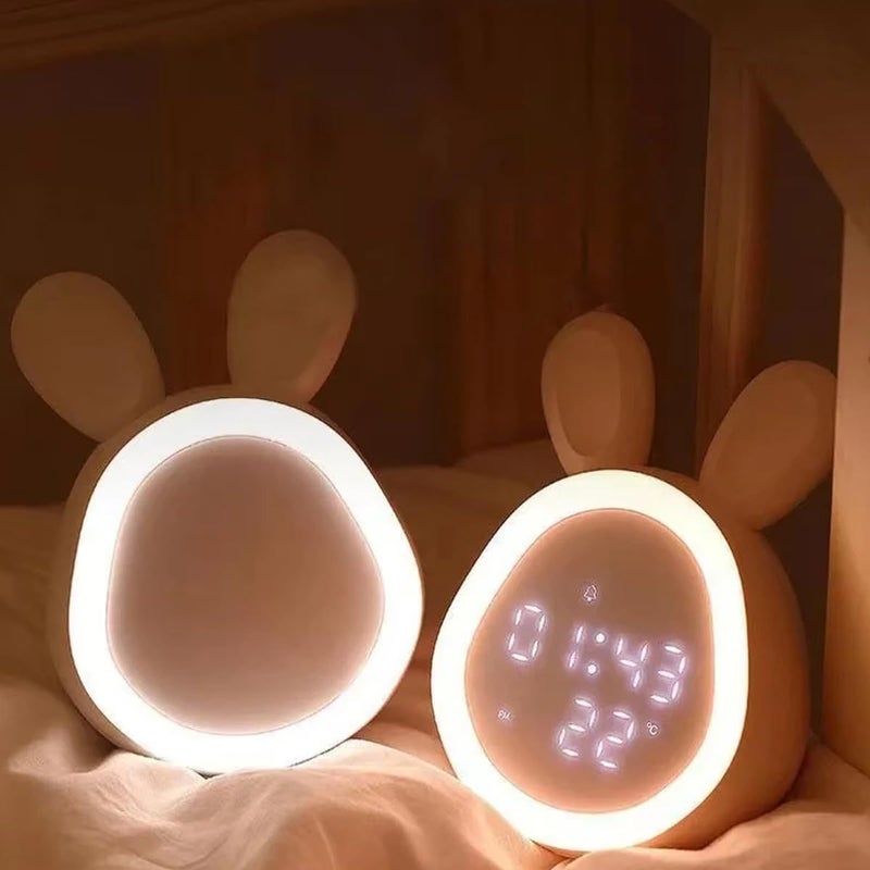 مُنبه رقمي بتصميم أرنب كرتوني GIFTER مع إضاءة LED / ساعة منبه رقمية بإضاءة خافتة قابلة للتعديل / ضوء ليلي ذكي للأطفال والأولاد والبنات بشكل لطيف - Image 3