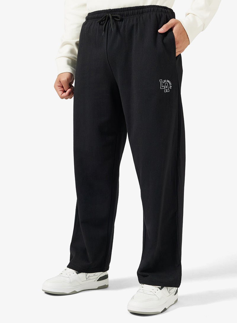 سفنتي فايف بيسيكس بنطلون رياضي بطبعة نصية وحافة مفتوحة - Image 1