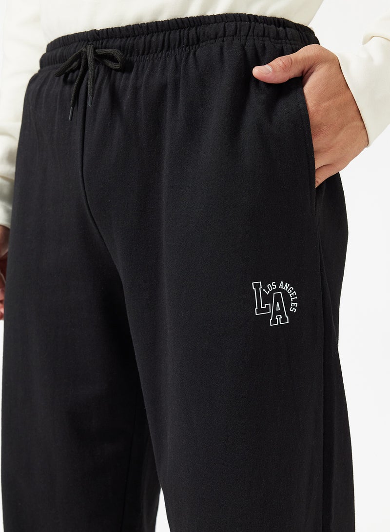 سفنتي فايف بيسيكس بنطلون رياضي بطبعة نصية وحافة مفتوحة - Image 4