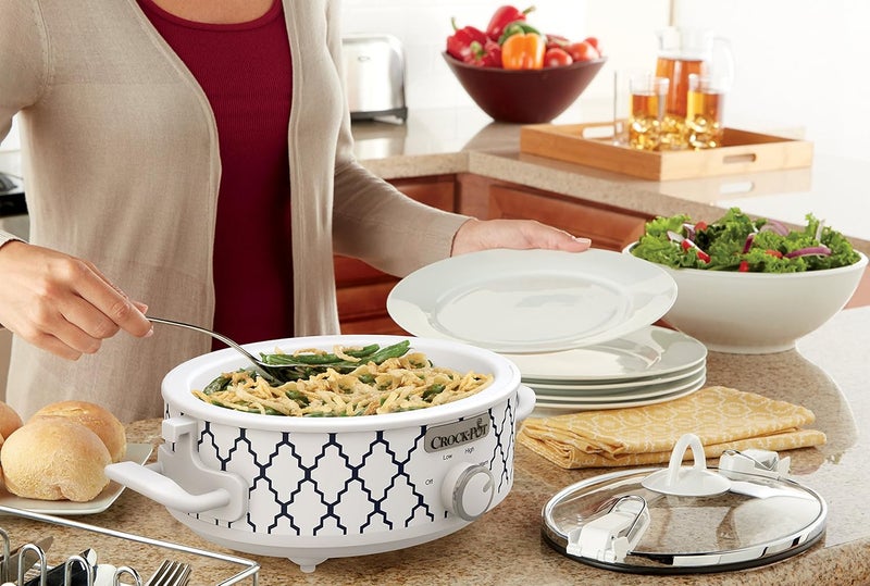 كروك بوت قدر الطهي البطيء Crock-Pot صغير سعة 2.5 لتر بلون أبيض/أزرق، يتميز بوجبات سريعة وجذابة للنظر، وهو متين ومدمج في الحجم. - Image 2