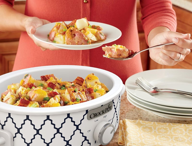 كروك بوت قدر الطهي البطيء Crock-Pot صغير سعة 2.5 لتر بلون أبيض/أزرق، يتميز بوجبات سريعة وجذابة للنظر، وهو متين ومدمج في الحجم. - Image 5