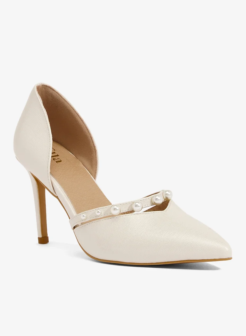 ايلا ليمتد اديشن حذاء ذهبي لامع بتصميم دورسيه بكعب ستيليتو وحزام لؤلؤ كبير