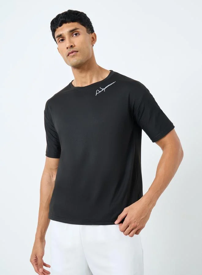 ستايلي تيشيرت رجالي أسود بطبعة شعار مقاس عادي