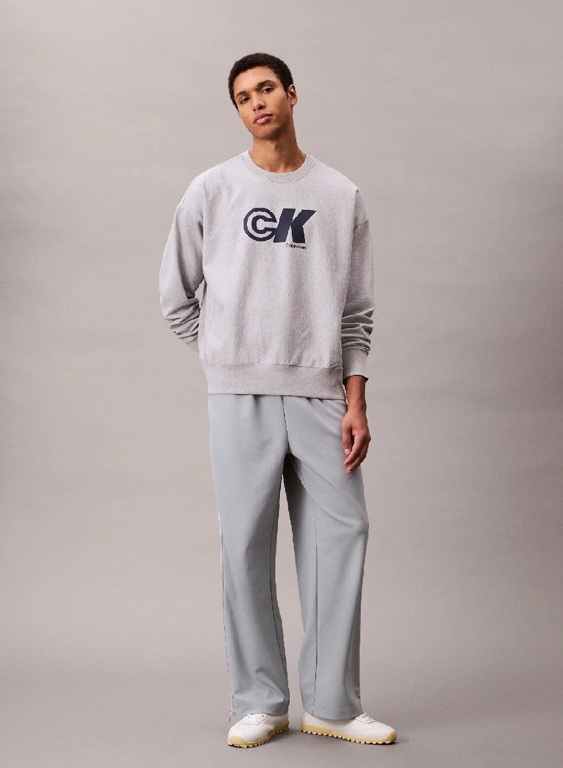 كالفن كلاين جينز سويت شيرت واسع مزين بشعار كلفن كلاين بنمط جرافيك - Image 2