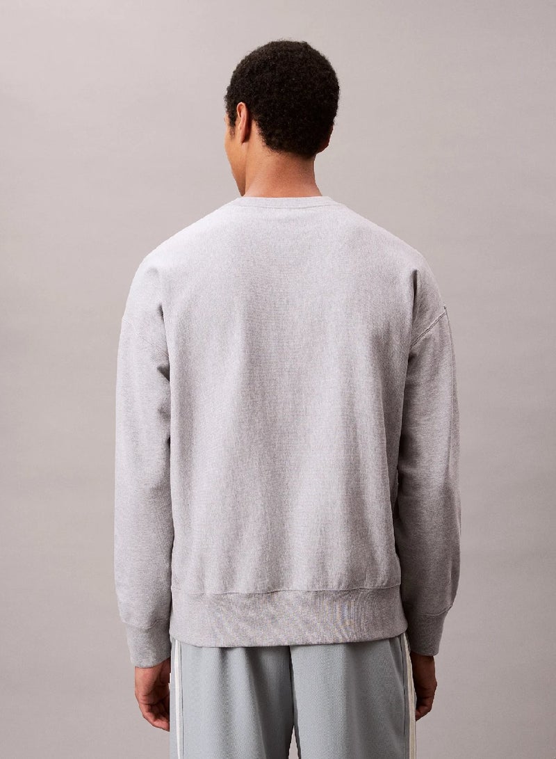 كالفن كلاين جينز سويت شيرت واسع مزين بشعار كلفن كلاين بنمط جرافيك - Image 4