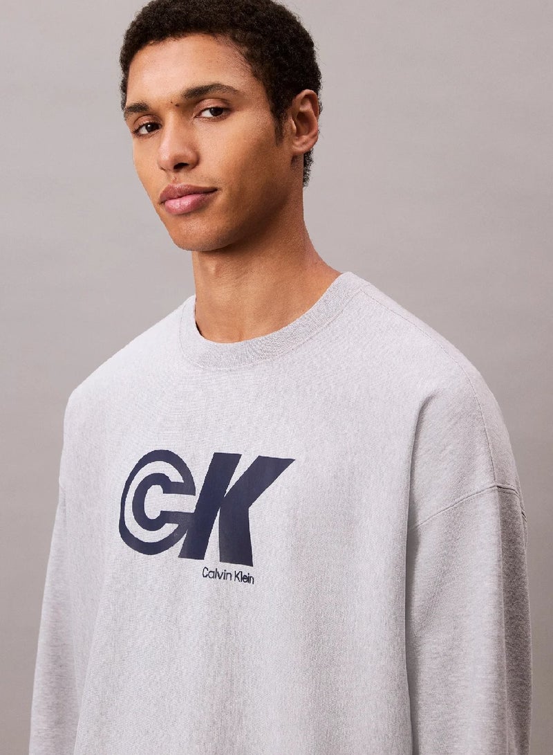 كالفن كلاين جينز سويت شيرت واسع مزين بشعار كلفن كلاين بنمط جرافيك - Image 5