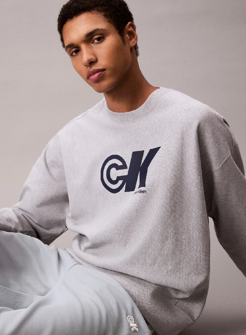 كالفن كلاين جينز سويت شيرت واسع مزين بشعار كلفن كلاين بنمط جرافيك - Image 3