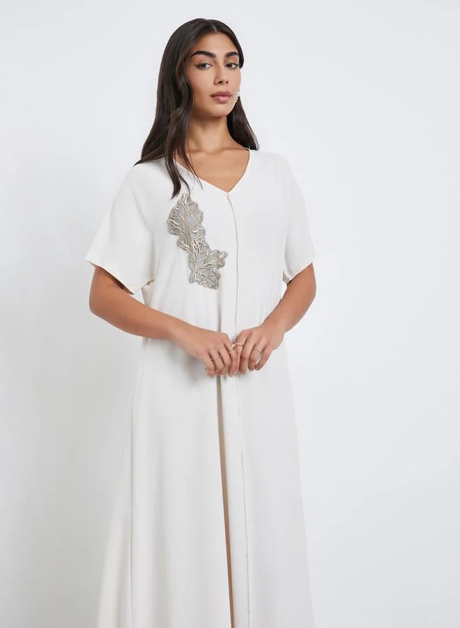 أميرة جلابية تحت العباية بحافة واسعة وأكمام قصيرة