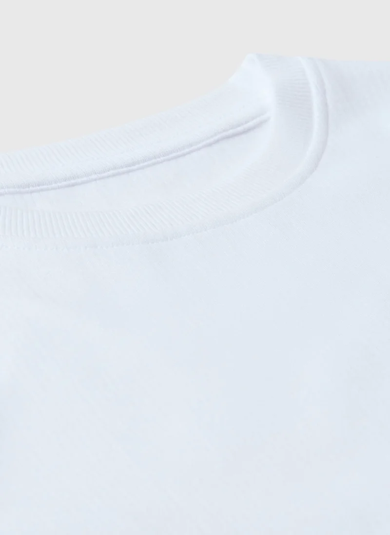 ماتلان عبوتان من بلوزات الأولاد البيضاء بأكمام طويلة