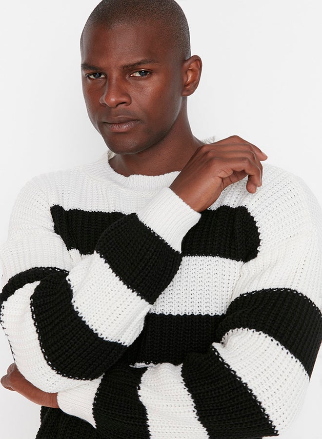 trendyol Black Oversize Fit Wide Fit Crew Neck Striped Knitwear Sweater TMNAW23KZ00106 - Image 1