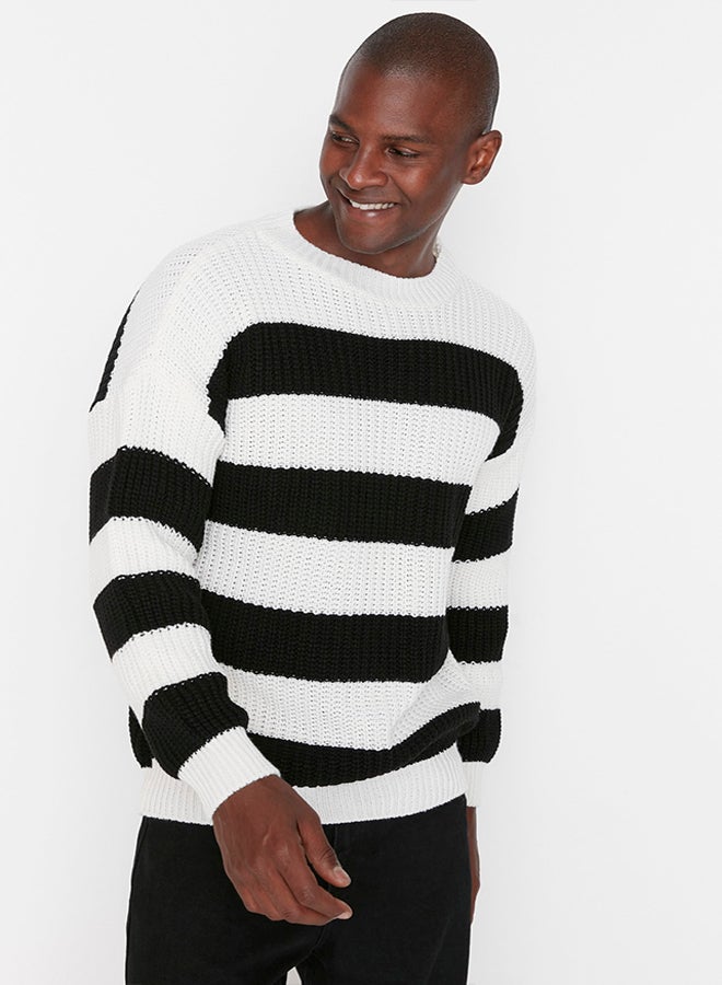 trendyol Black Oversize Fit Wide Fit Crew Neck Striped Knitwear Sweater TMNAW23KZ00106 - Image 3