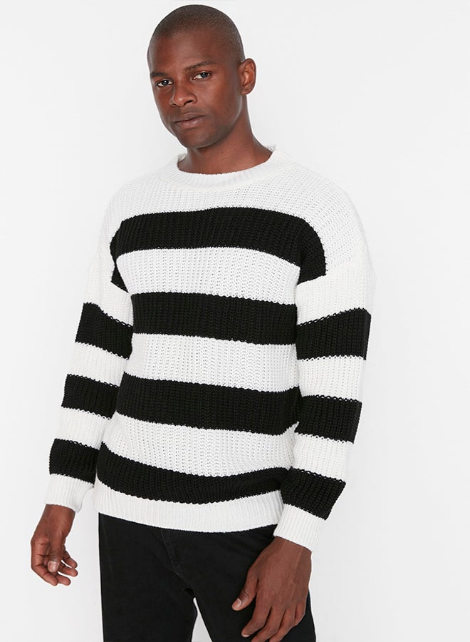 trendyol Black Oversize Fit Wide Fit Crew Neck Striped Knitwear Sweater TMNAW23KZ00106 - Image 2