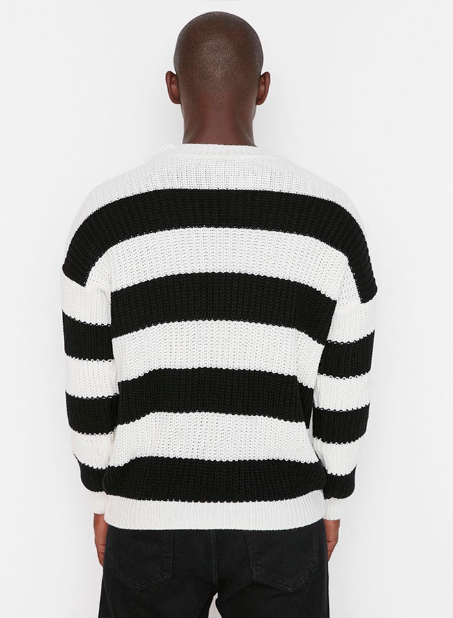 trendyol Black Oversize Fit Wide Fit Crew Neck Striped Knitwear Sweater TMNAW23KZ00106 - Image 5