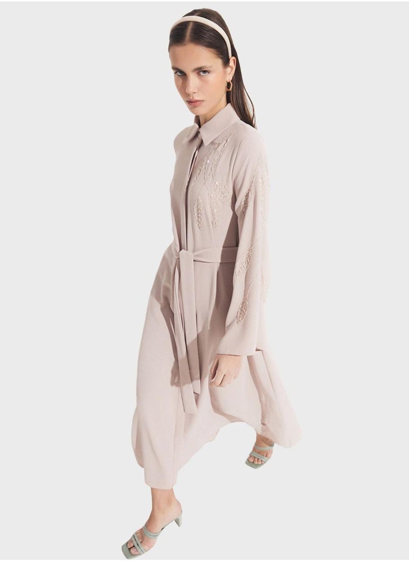 جون فستان ماكسي مطرز بحزام - Image 5