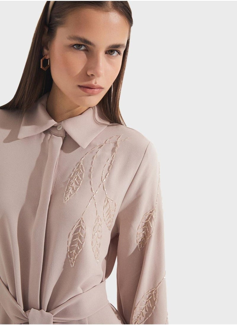 جون فستان ماكسي مطرز بحزام - Image 4