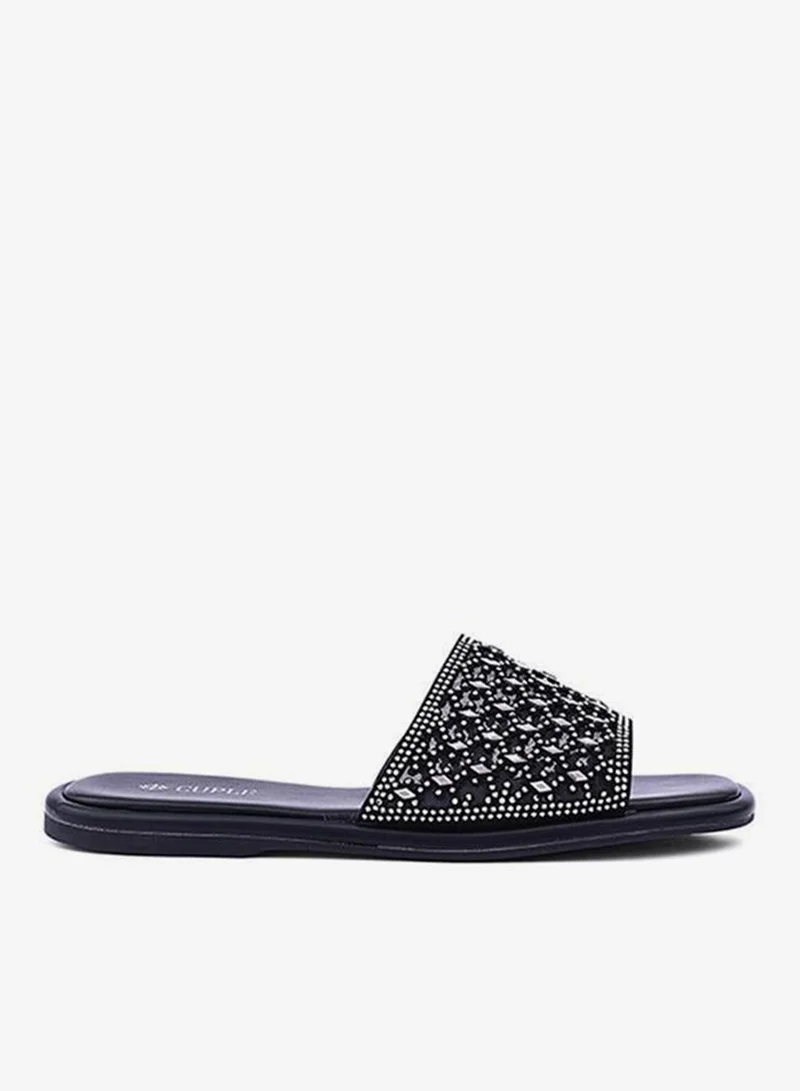 Cuple Casual flat slippers perfect for relaxed days.
