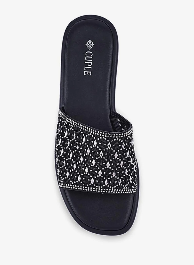 Cuple Casual flat slippers perfect for relaxed days.